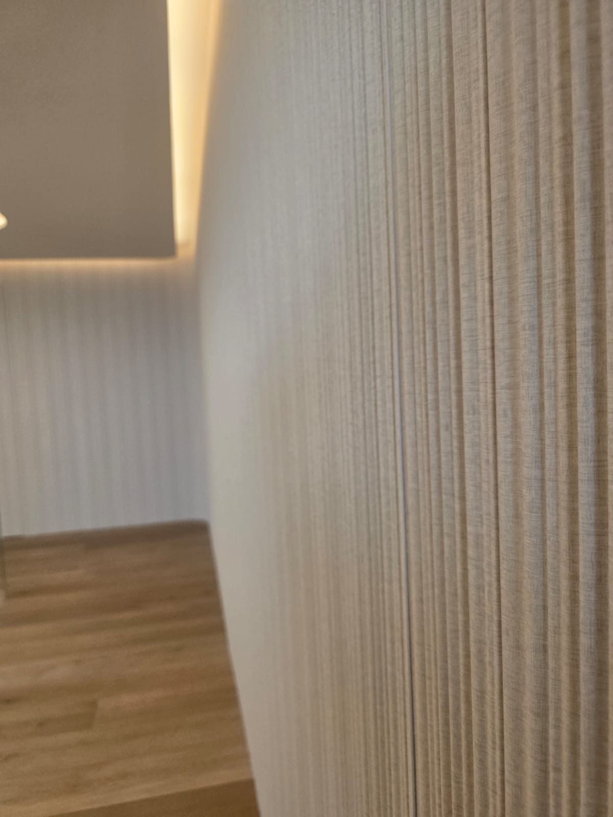 Sala circular con cortinas de terciopelo de piso a techo a la medida