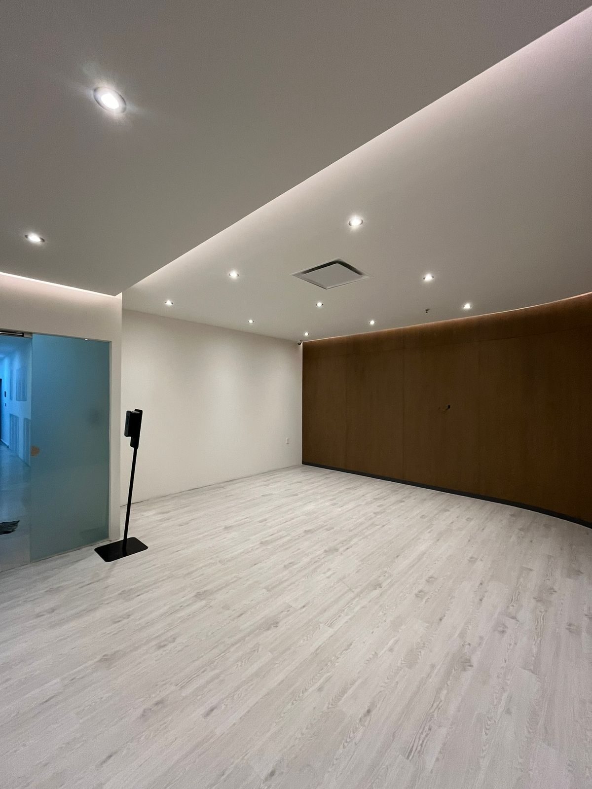 Muro curvo en madera texturizada con acabado a la medida