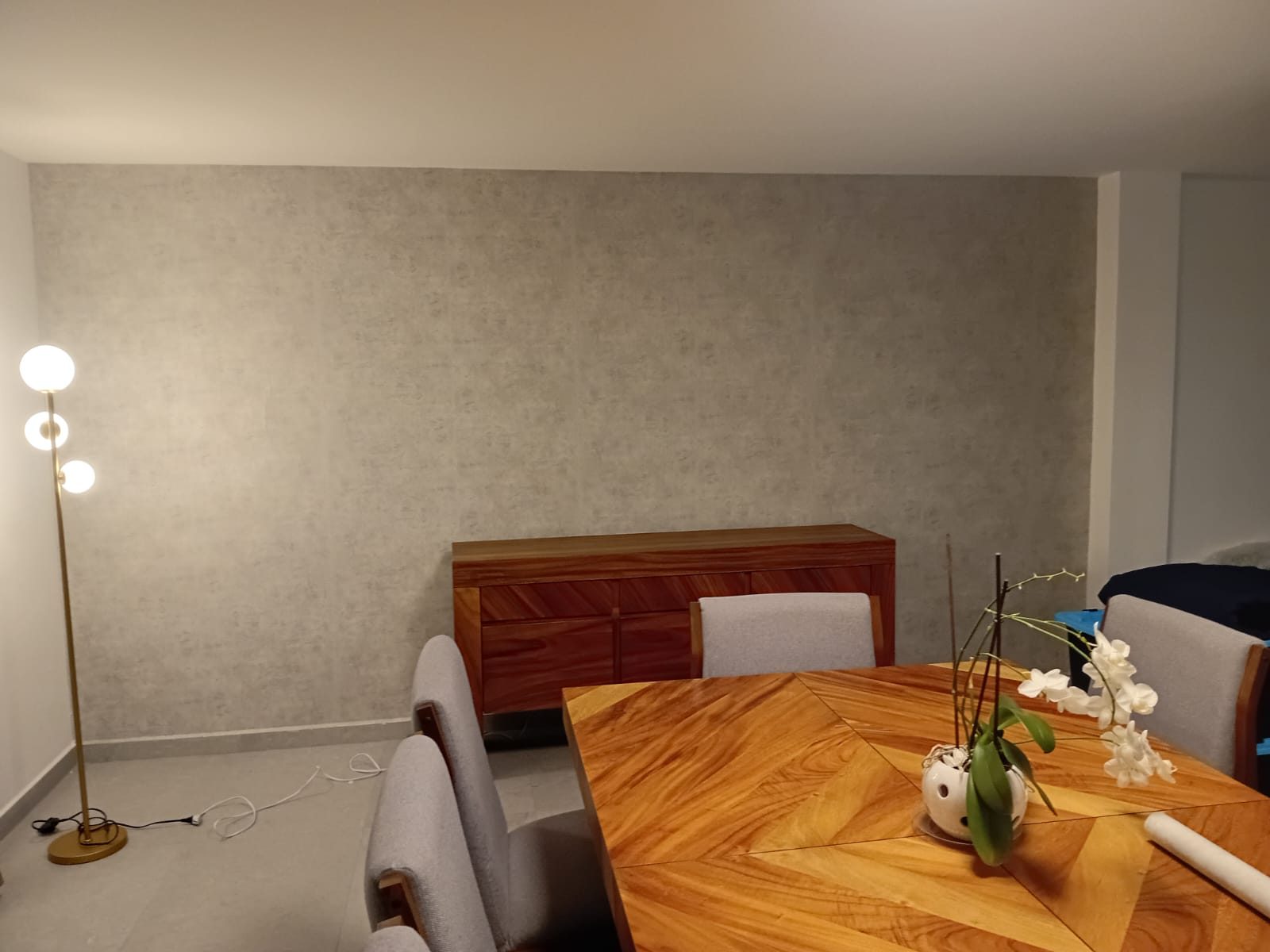 Papel tapiz con textura instalado en muro de comedor